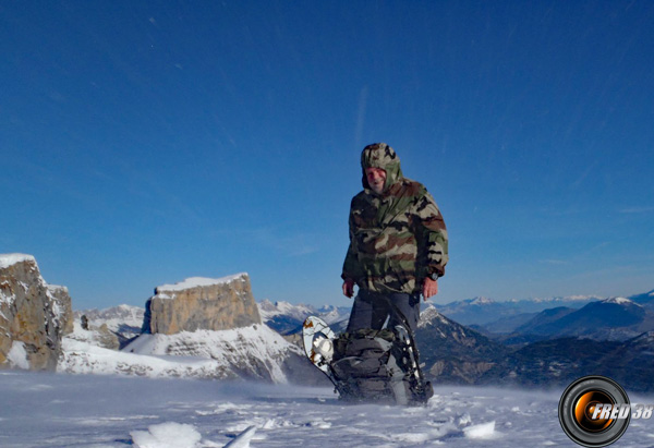 Au sommet avec en fond le Mont Aiguille.