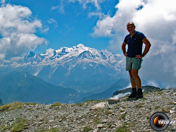 Le sommet et en fond le mont-Blanc