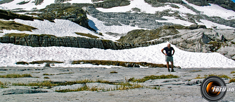 La montée au col du Colonney se fait dans un immense lapiaz.