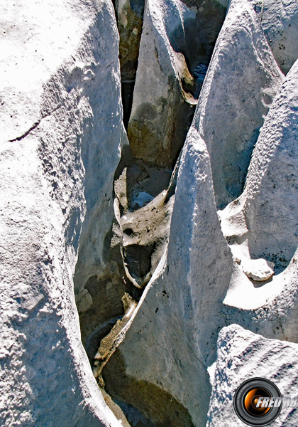 Les roches très érodées sous le col du Colonney.