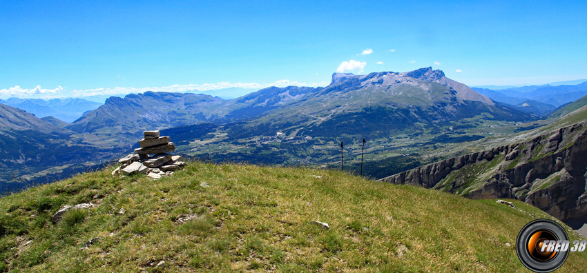 La montagne d'Aurouze et le Pic de Bure à l'est.