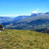 La montagne d'Aurouze et le Pic de Bure à l'est.
