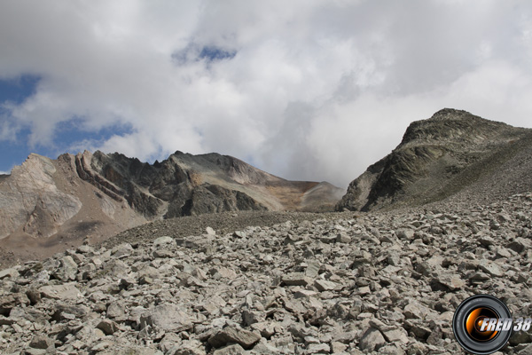 A gauche le mont de Maniglia et à droite la Tête de Cialancioun.