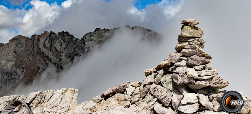 Le sommet et en fond le Mont de Maniglia.