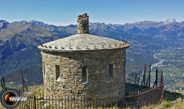 Le poste optique et en fond la vallée de l'Ubaye.