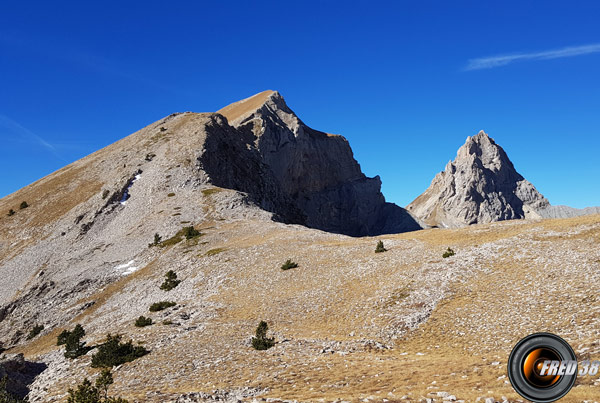 Le sommet et la crête y conduisant