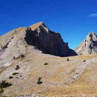 Le sommet et la crête y conduisant