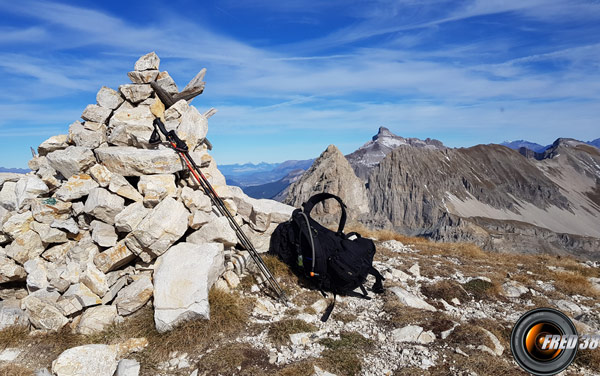 Le sommet et en fond le Grand-Ferrand.