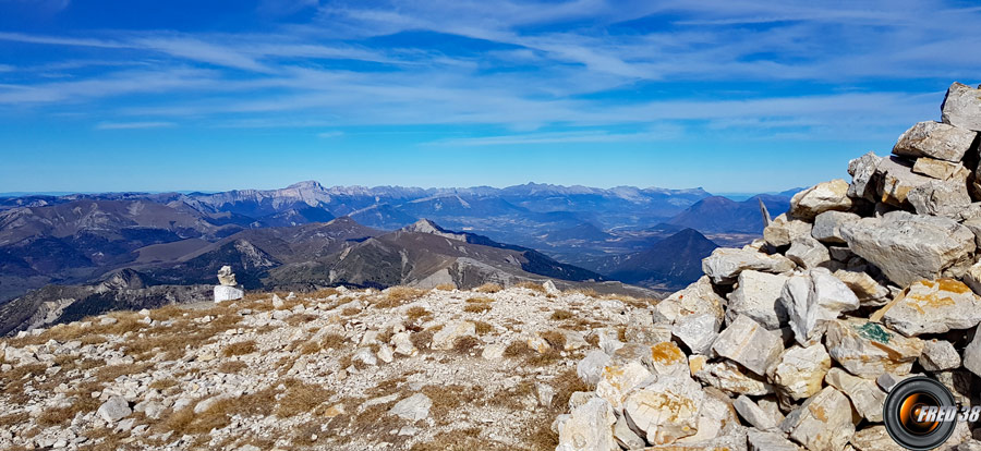 En fond le versant est de la chaîne du Vercors.