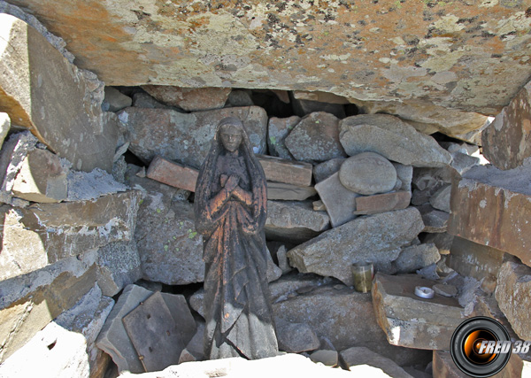 La petite niche avec une vierge en bois noir.