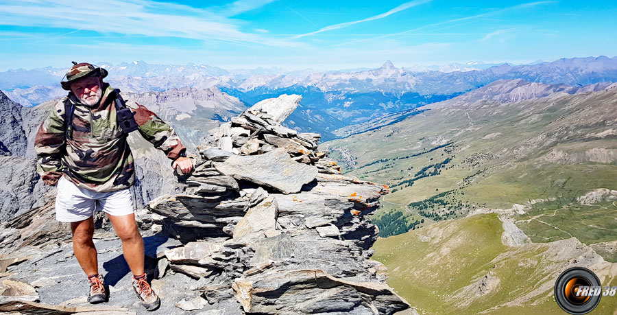 Le sommet et en bas Saint-Véran.