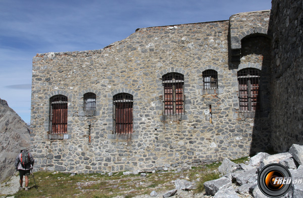 La batterie surplombant la vallée.