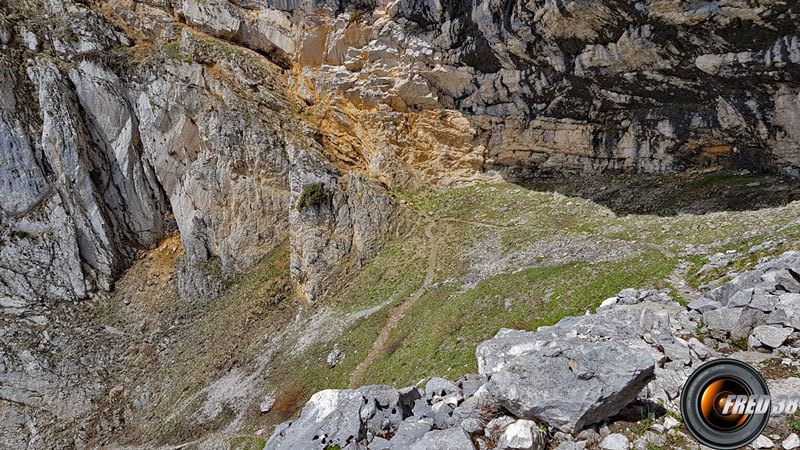 Sous la falaise.