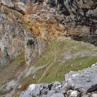 Sous la falaise.