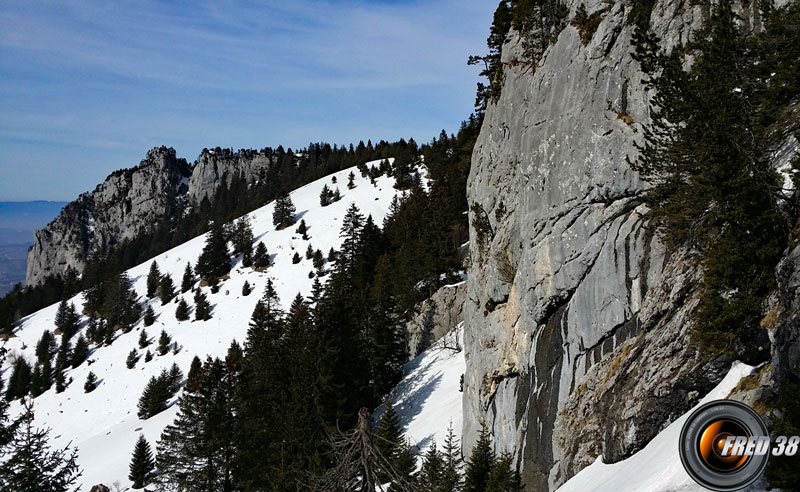 Descente sous la falaise.