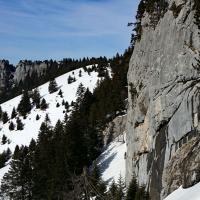 Descente sous la falaise.