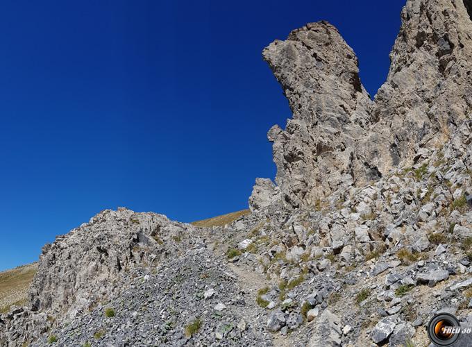 Sentier contournant le ressaut rocheux.