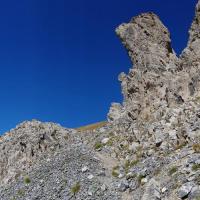 Sentier contournant le ressaut rocheux.