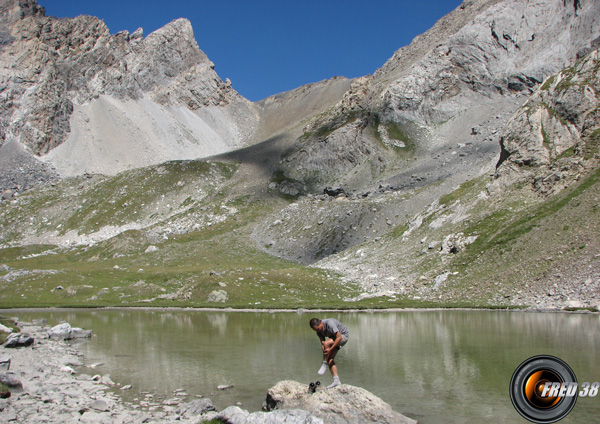 Le lac de Vallonnat Supérieur et en fond le col de Stroppia