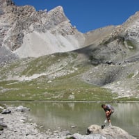 Le lac de Vallonnat Supérieur et en fond le col de Stroppia