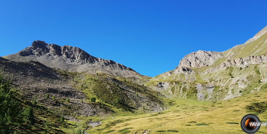 Le col des Estronques et à gauche le sommet.