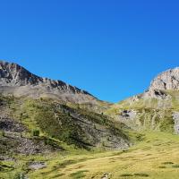 Le col des Estronques et à gauche le sommet.