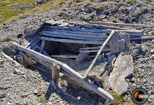 Restes de fortifications au sommet.