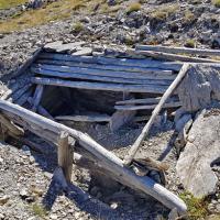 Restes de fortifications au sommet.
