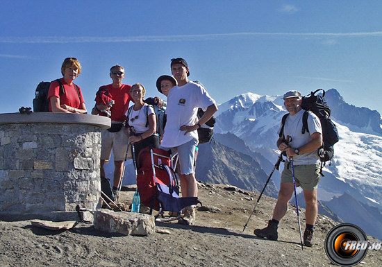 Le sommet avec en fond l'aiguille des Glaciers.