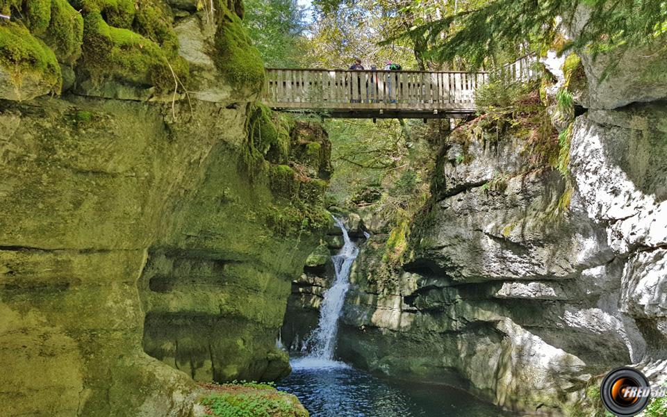 Passerelle de la grande cascade.