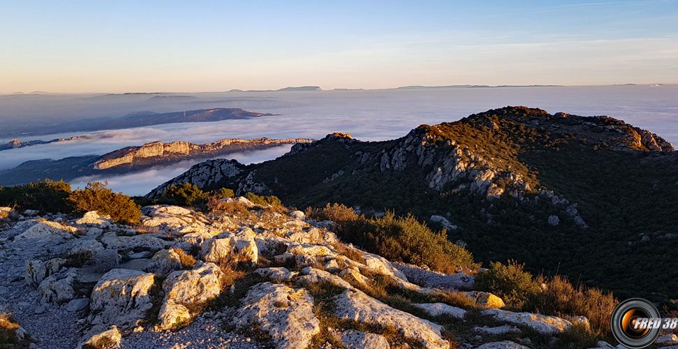 Vue du sommet au dessus des nuages.