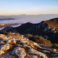 Vue du sommet au dessus des nuages.