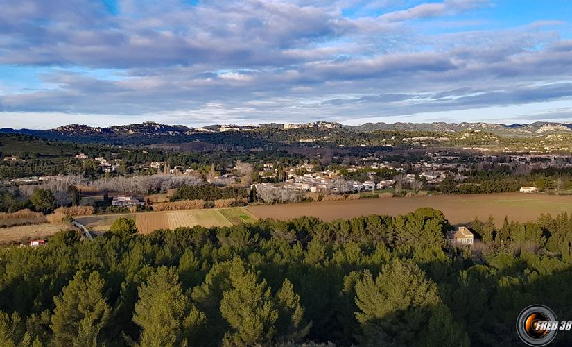 Au fond les Baux de Provence.