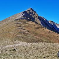 La crête montant au sommet.