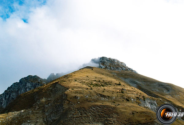 Sous la crête sommitale