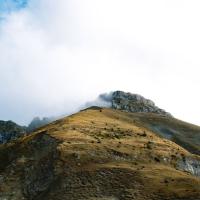 Sous la crête sommitale