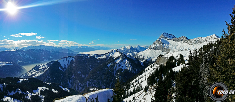 Panoramique vu du sommet, à droite le mont Charvin.