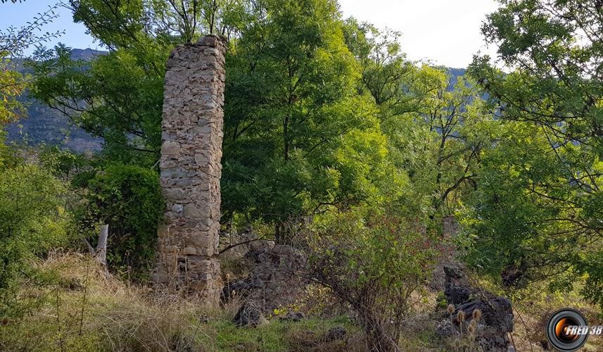 Quelques ruines.