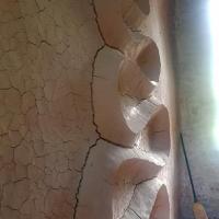 Un des murs du refuge vu de l'extérieur.