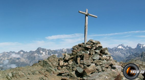 La vague croix du sommet.