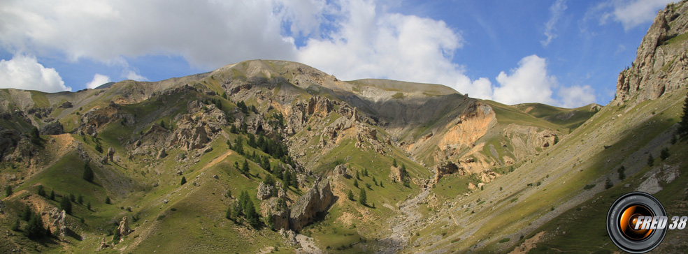 A gauche le Puy Cougu et à droite la porte de Longon.