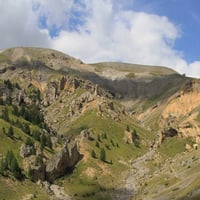 A gauche le Puy Cougu et à droite la porte de Longon.