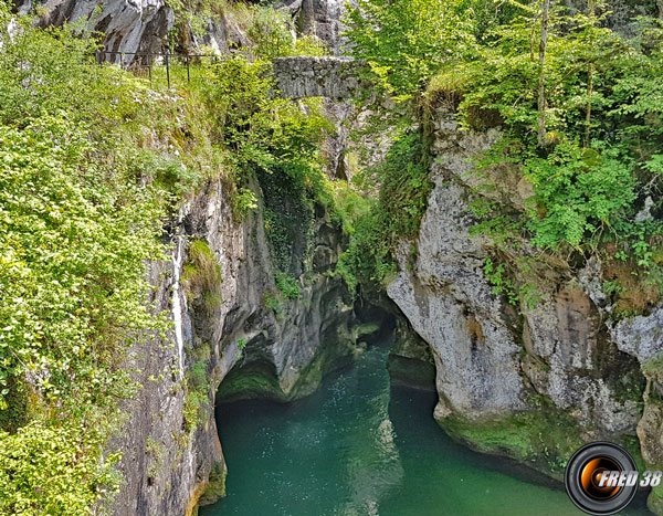 Le Pont Saint-Martin traversant le Guiers Vif.